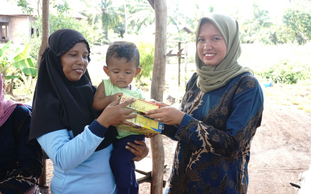 PEMBAGIAN MAKANAN TAMBAHAN DAN SUSU UNTUK BALITA STUNTING OLEH KADER POSYANDU DUSUN 03 TANJUNG LAYANG KAMPUNG TANJUNG KURAS