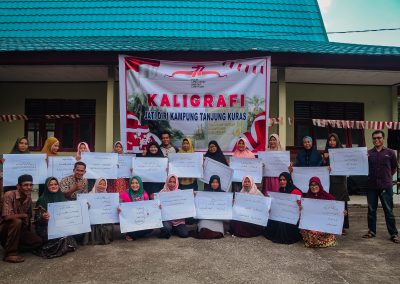 GORESAN KALAM AL-QUR’AN DI PERLOMBAAN KALIGRAFI TINGKAT IBU-IBU KAMPUNG TANJUNG KURAS .
